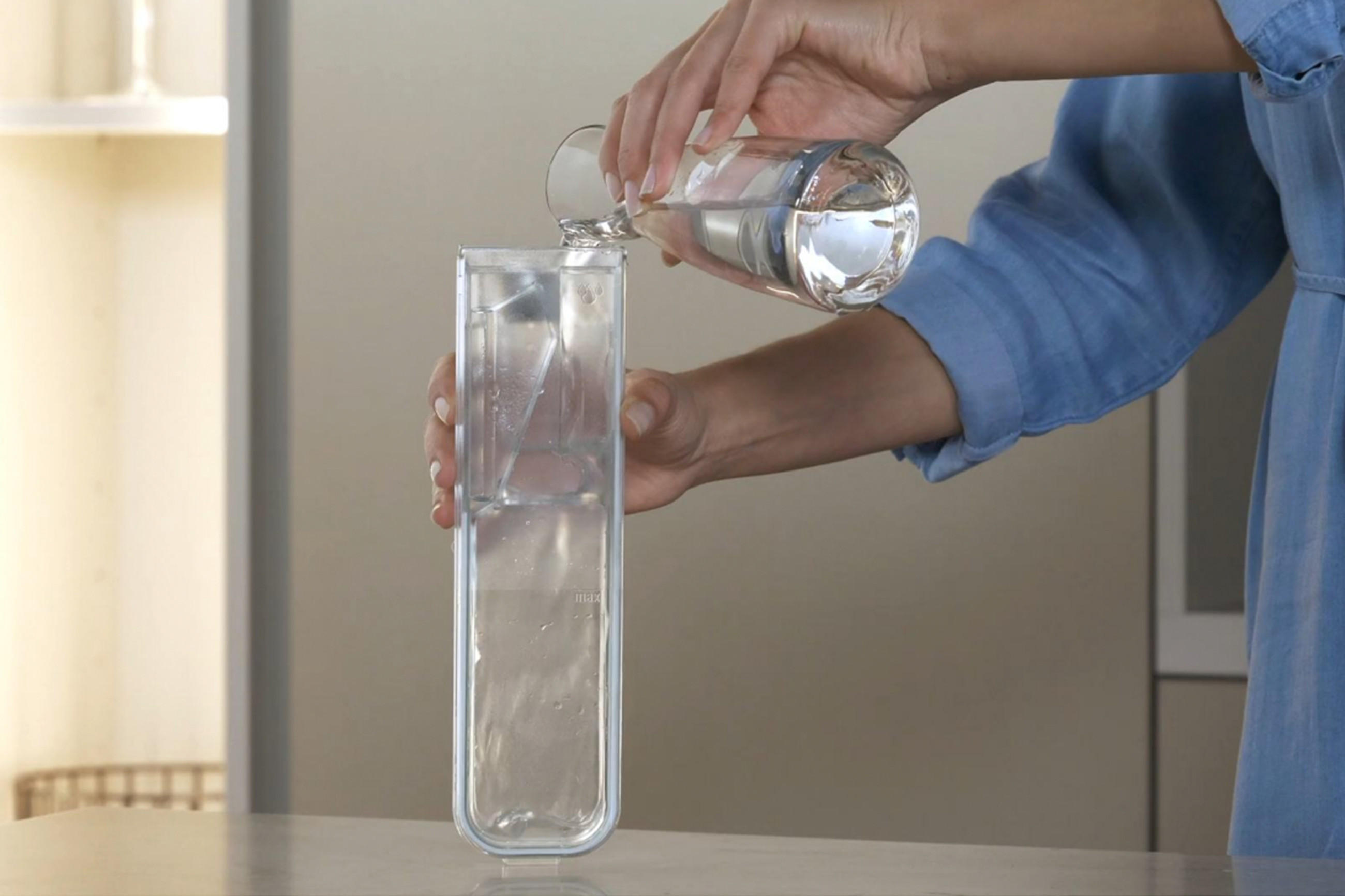 Liebherr Biofresh HydroBreeze - Wasser wird frisch gekühlt ausgeschenkt.