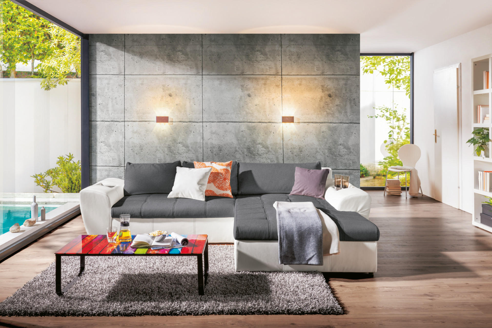 Wohnzimmer mit grauer Wohnlandschaft