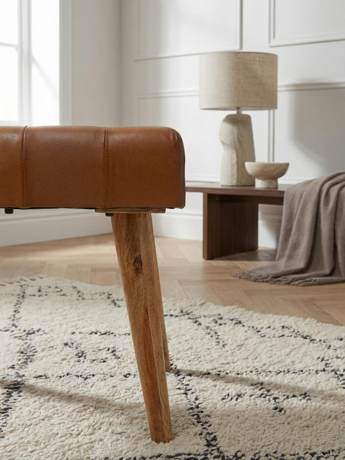 SITZHOCKER – Echtleder/Naturholz, modern, 120 kg Belastbarkeit - Braun, Mangoholz/Leder (67/47/39cm) - KADIMA DESIGN