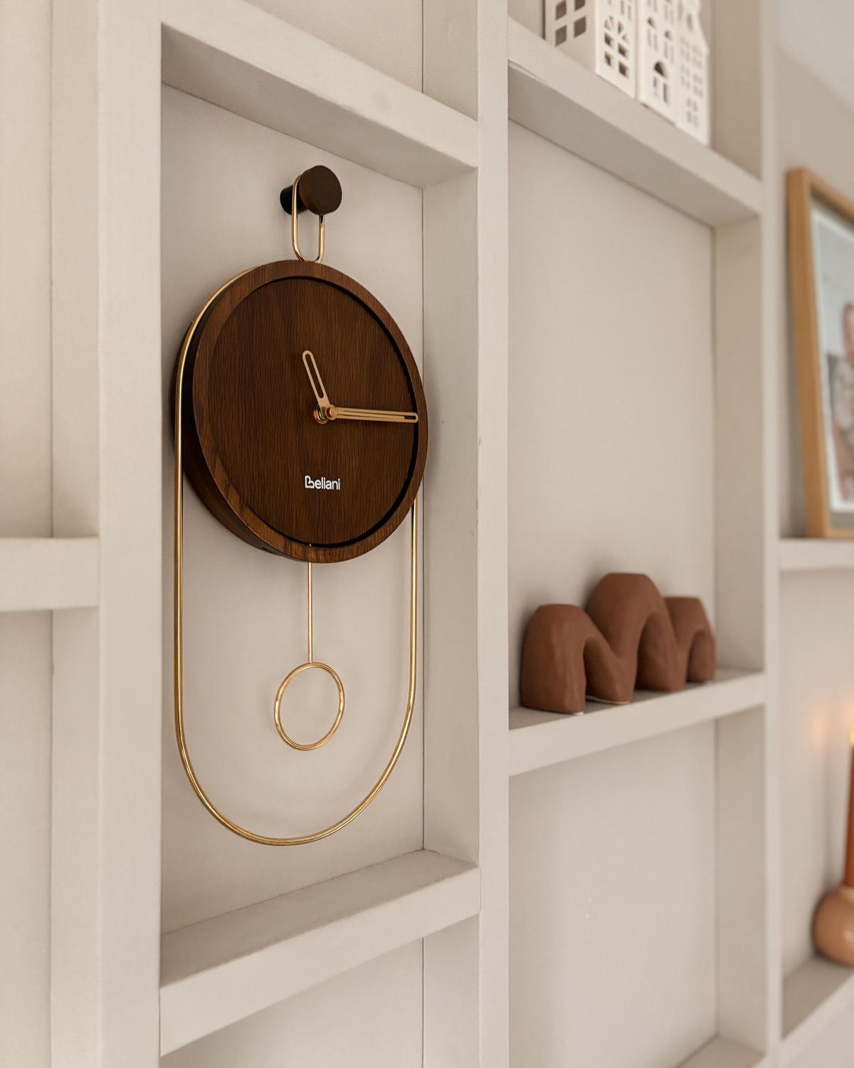 WANDUHR Dunkler Holzfarbton/Gold Sierre - Dunkelbraun/Goldfarben, Holzwerkstoff (20/45/3cm) - Beliani
