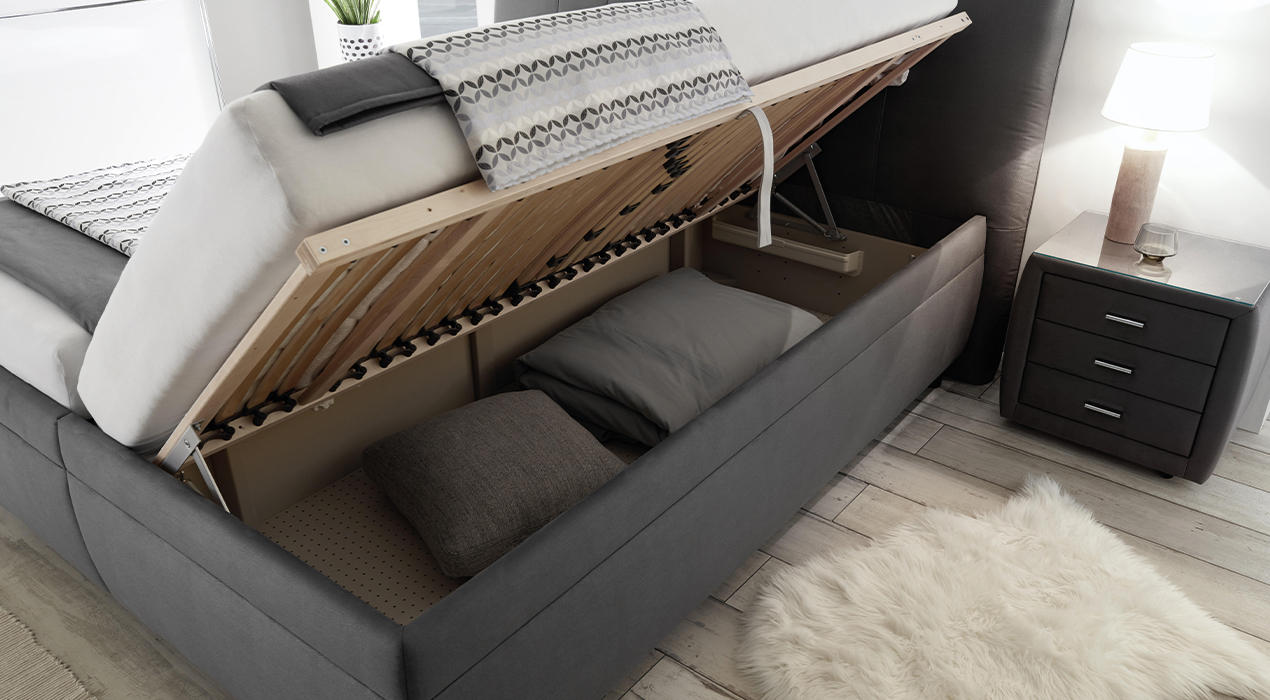 Doppelbett mit geöffnetem Bettkasten