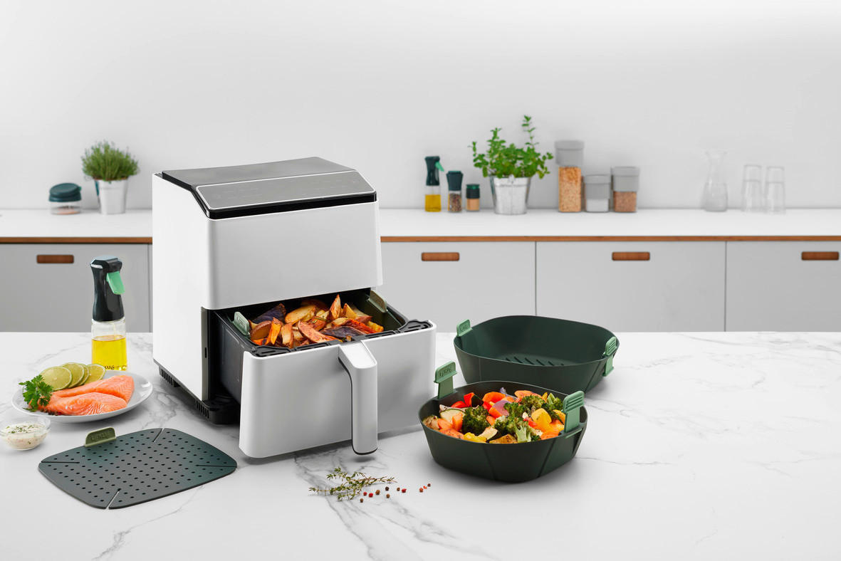 Airfryer in košara za cvrtje na pultu v kuhinji