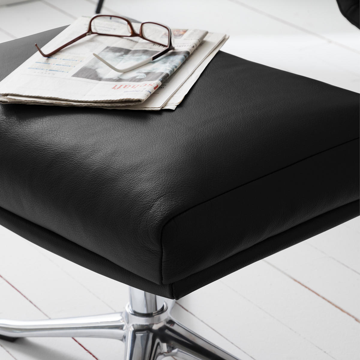 HOCKER mit Kreuzfuß - Chromfarben/Schwarz, Leder/Metall (54/41/41cm) - home24