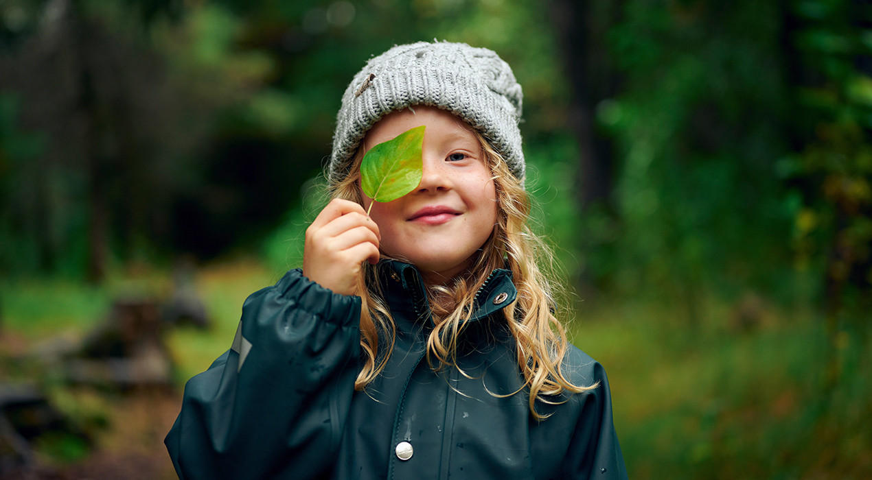 XXXLutz for tomorrow - Kind mit Blatt in der Hand