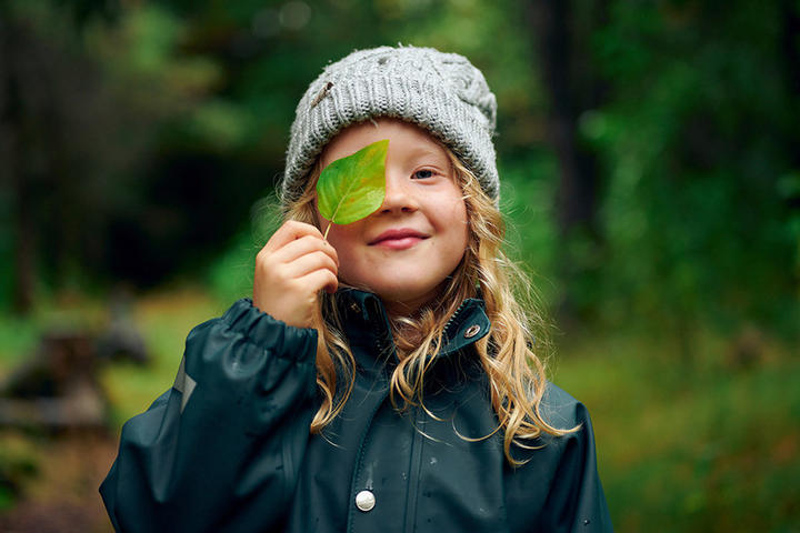 XXXLutz for tomorrow - Kind mit Blatt in der Hand