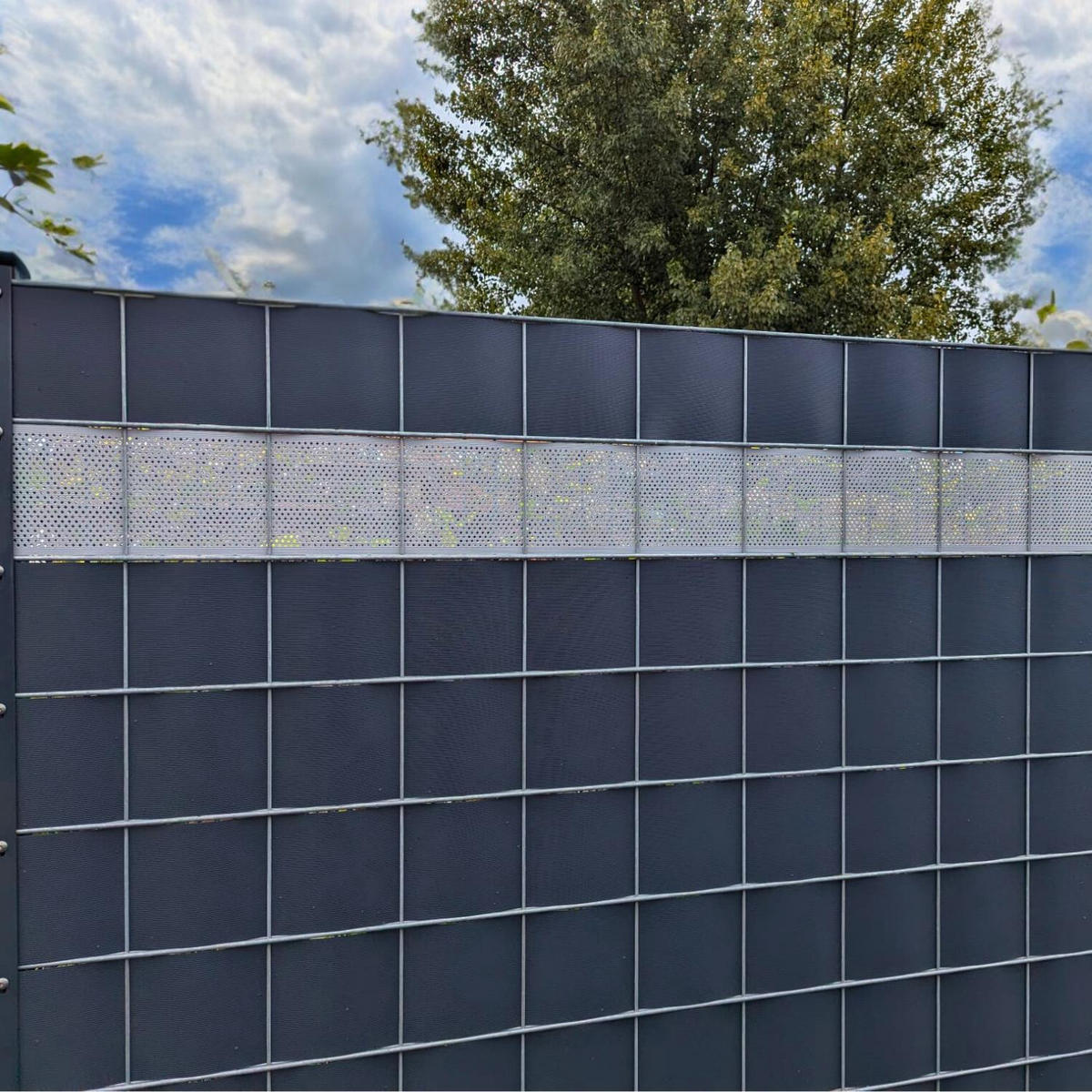 SICHTSCHUTZSTREIFEN Rille Gelocht Diamant Muster für Doppelstabmatten Tannengrün 26m - Dunkelgrün, Kunststoff (2600/19cm) - ZAUN|ZU