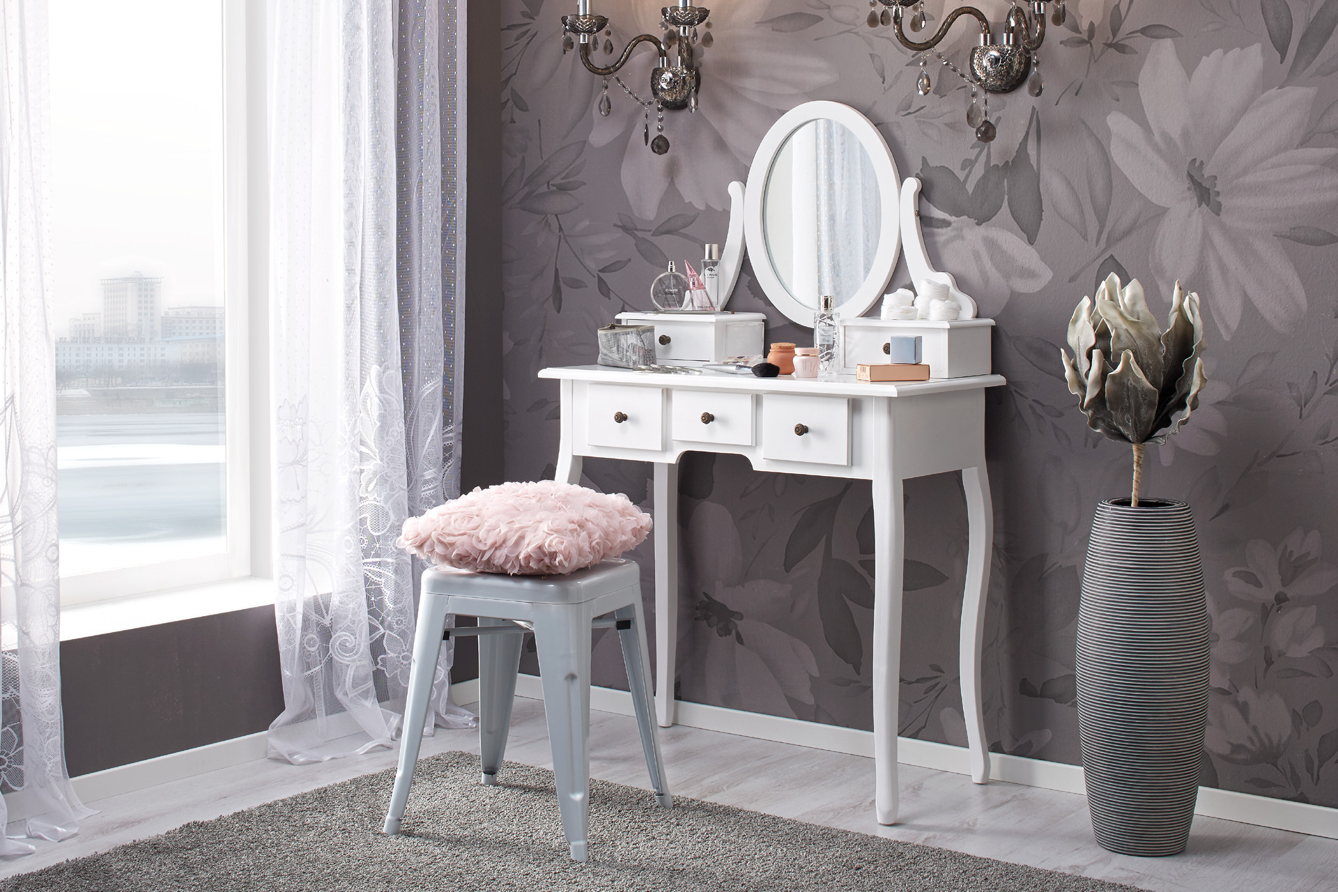 Bílý kosmetický stolek se zrcadlem a taburetem