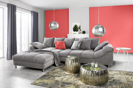 Siva garnitura u okruženju flamingo boje