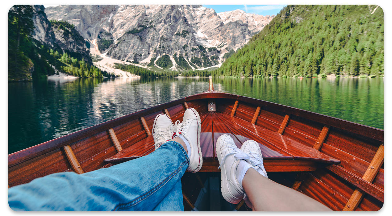 ein boot auf einem see mit einer aussicht auf wädler und berge