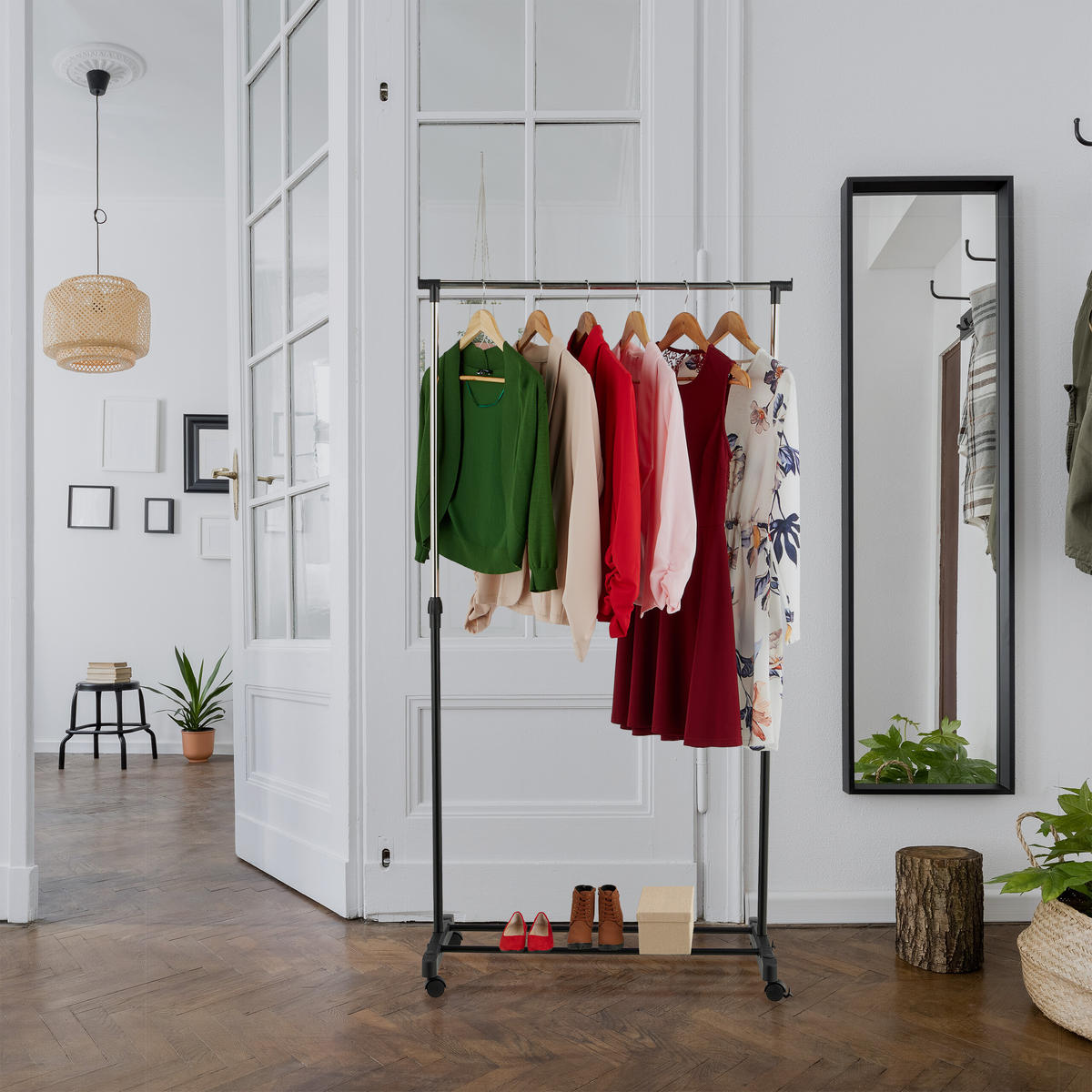 STOJAN na šaty - čierna, kov/plast (76/156/40.5cm) - Relaxdays