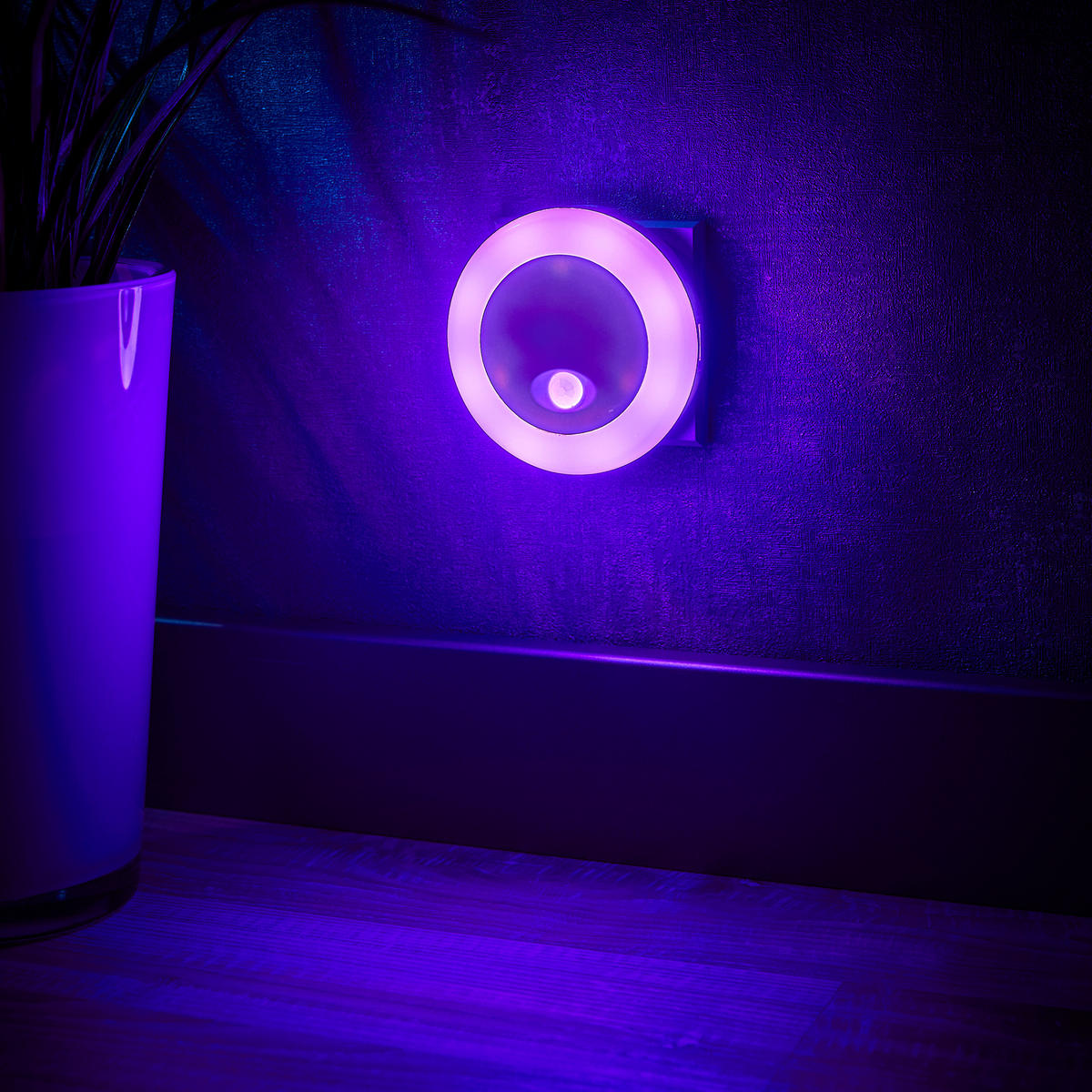 LED-NACHTLICHT - mit Bewegungsmelder und 2x USB-Ladeanschlüssen für warmweißes und buntes Licht, 1 Stück - Weiß, Kunststoff (6.7/9.3/9.3cm) - Northpoint