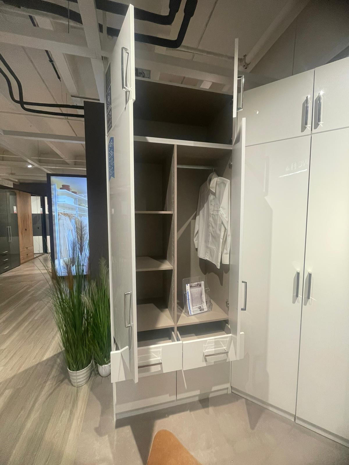 ECKSCHRANK BERLIN - Carryhome
