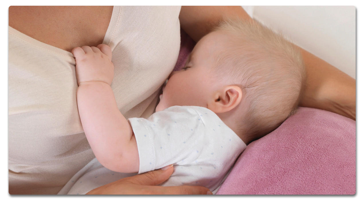 frau stillt baby