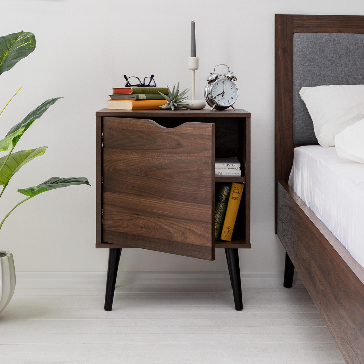NACHTKOMMODE mit 1 Tür - Walnuss Dekor - Walnussfarben/Schwarz, Holzwerkstoff (50/65/39cm) - home24