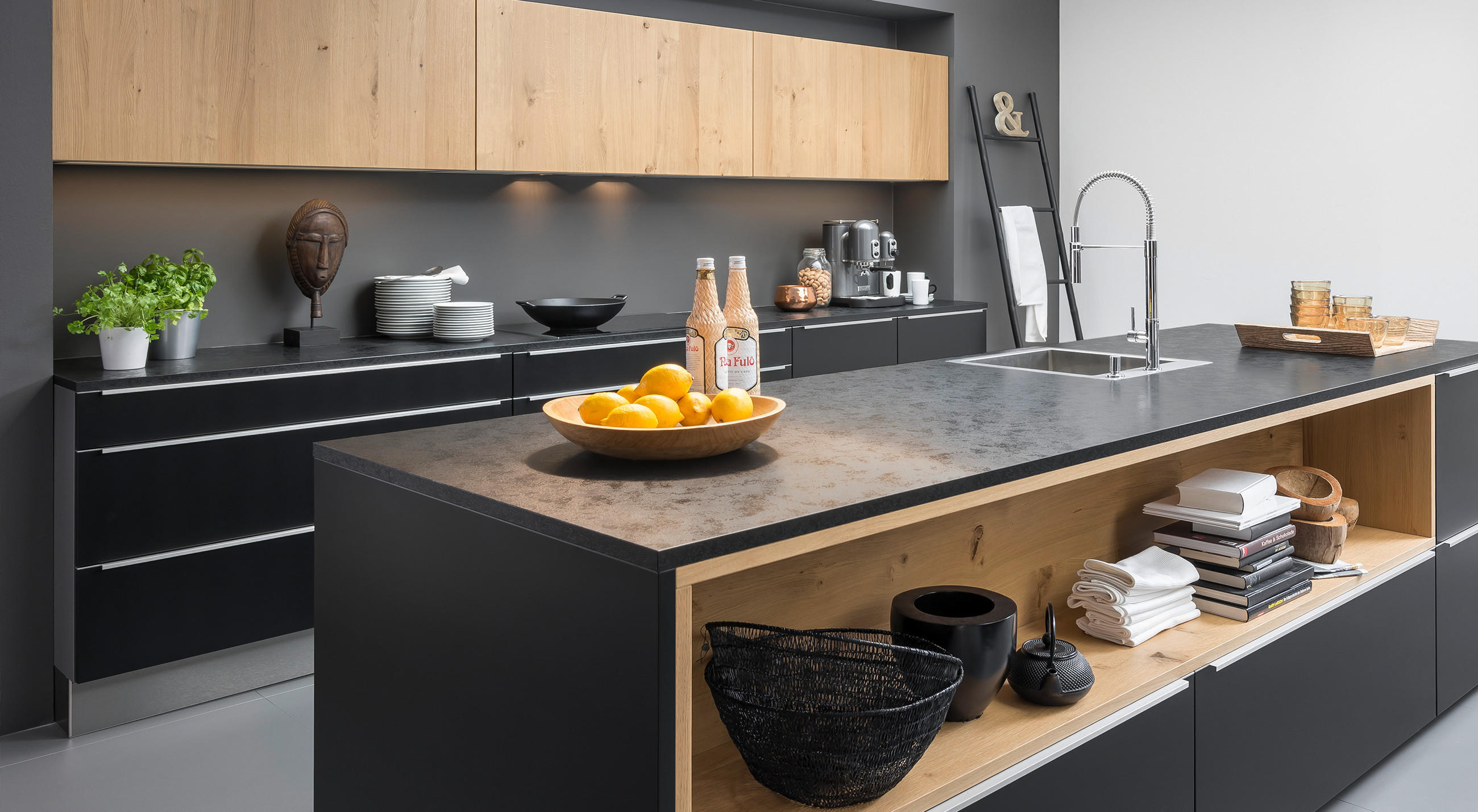 Küchengestaltung & Optik, Dekoschale und Tablett auf Arbeitsplatte, Kräuter und Dekoelemente in der Küche, Grifflose Küche in Schwarz mit Holzelementen