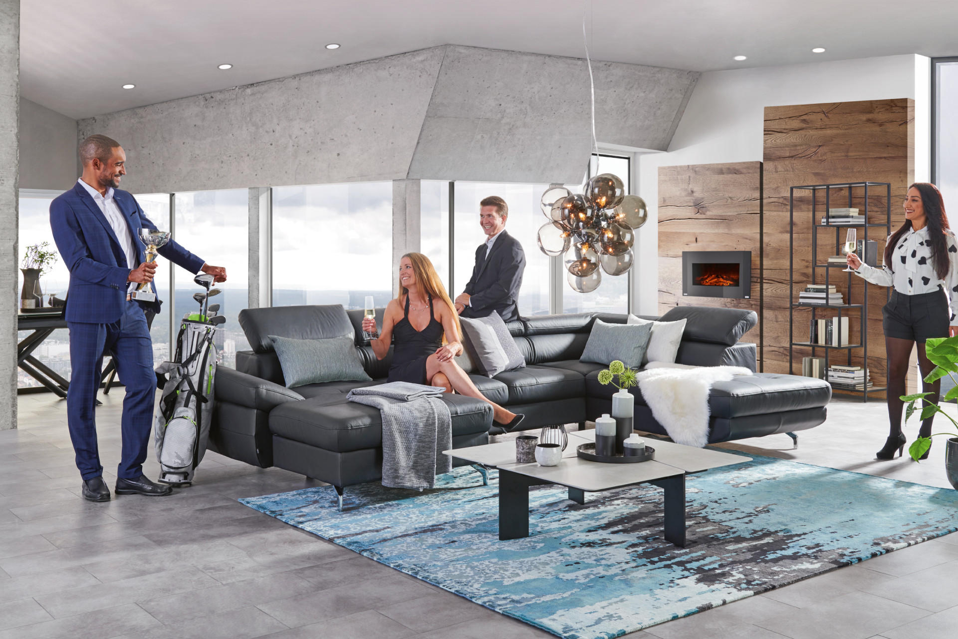 Modernes Wohnzimmer in schwarz grau mit Personen