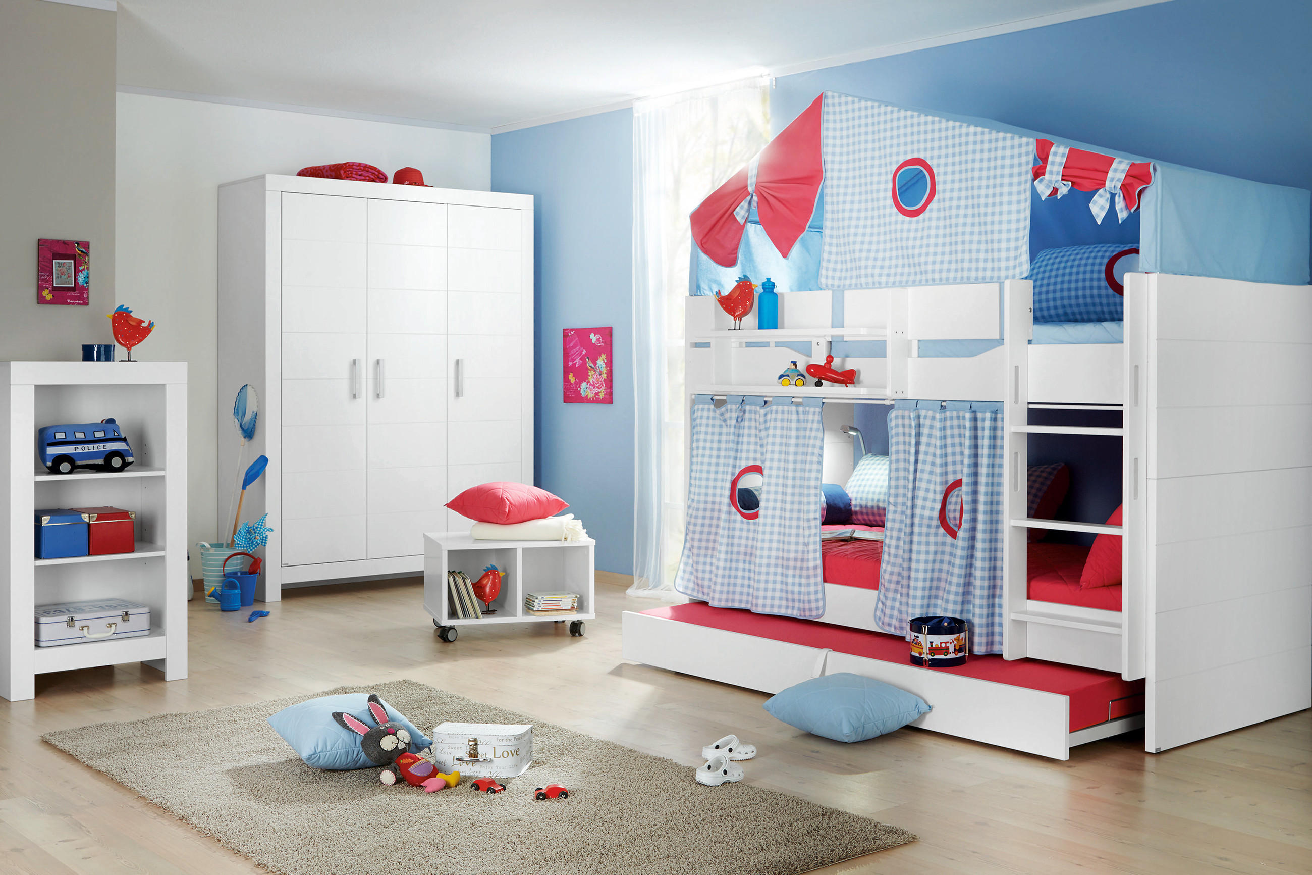 Kinderzimmer mit Hochbett in Hausform, Schrank, Regal und Spielzeug auf hellem Holzboden.