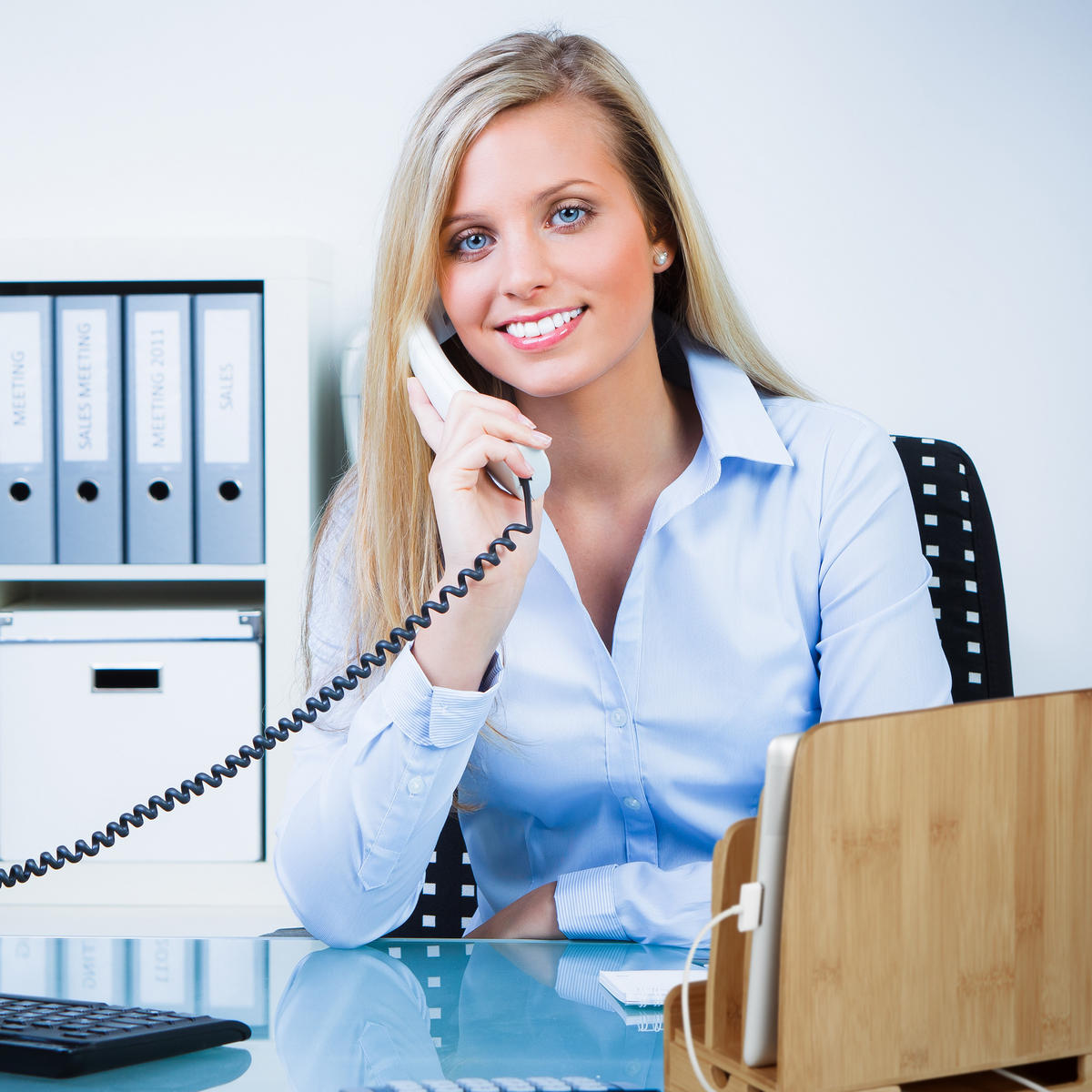 NABÍJACIA stanica - svetlohnedá, drevo (13.5/25.5/23cm) - Relaxdays