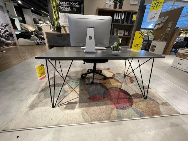 SCHREIBTISCH - Novel