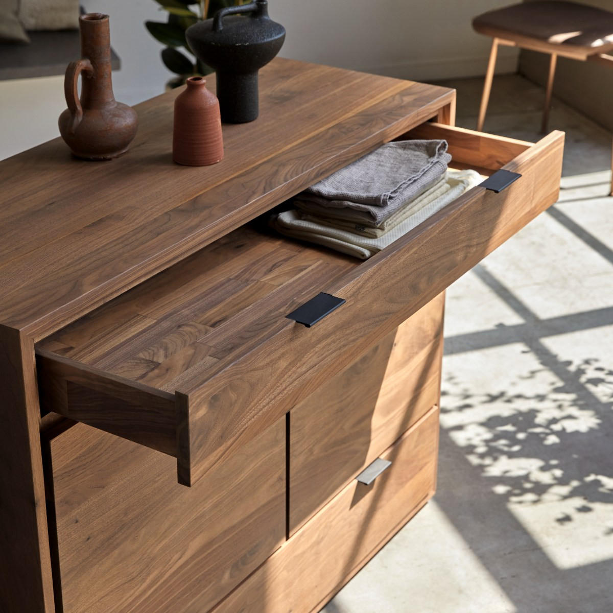 SIDEBOARD Senson Braun aus Walnuss - Braun, Holz (120/92/45cm) - Tikamoon