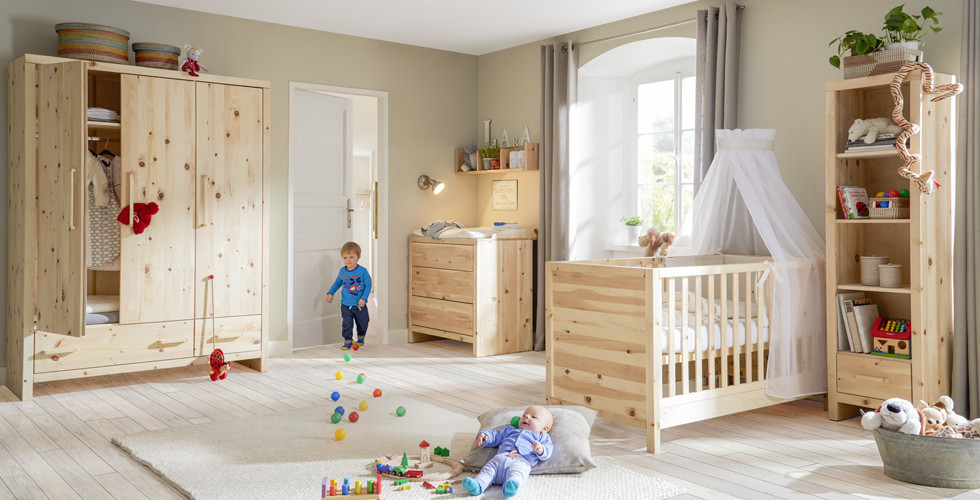 Kinderzimmer Zirbe mit Gitterbett