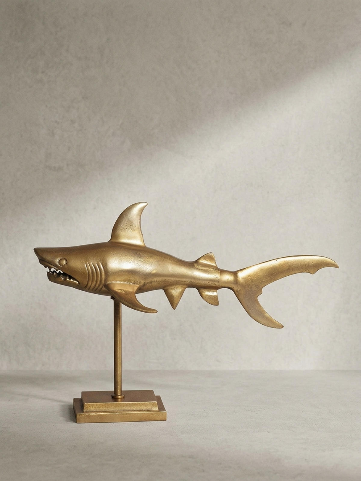 DEKOFIGUR Hai Aluminium 70 cm mit Sockel im maritimen Stil, Gold 70x27x49 cm - Goldfarben, Metall (70/49/27cm) - KADIMA DESIGN