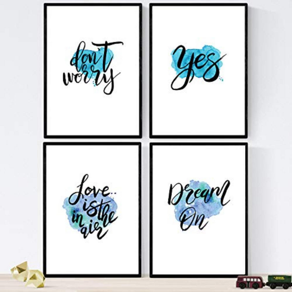 POSTER Set mit 4 glücklich und bunt Love Is In The Air A4 Rahmenlos - Klar, Papier (29.7/3cm) - Nacnic