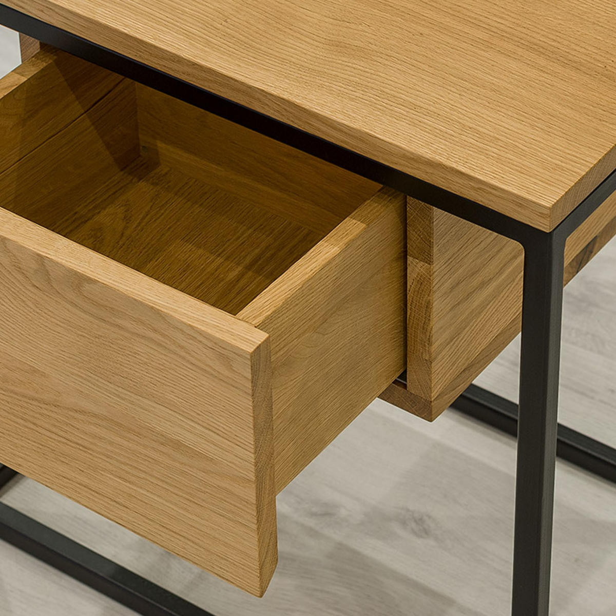 NACHTTISCH Hover aus massivem Eichenholz - Eichefarben/Schwarz, Holz/Metall (55/55/35cm) - Danzz