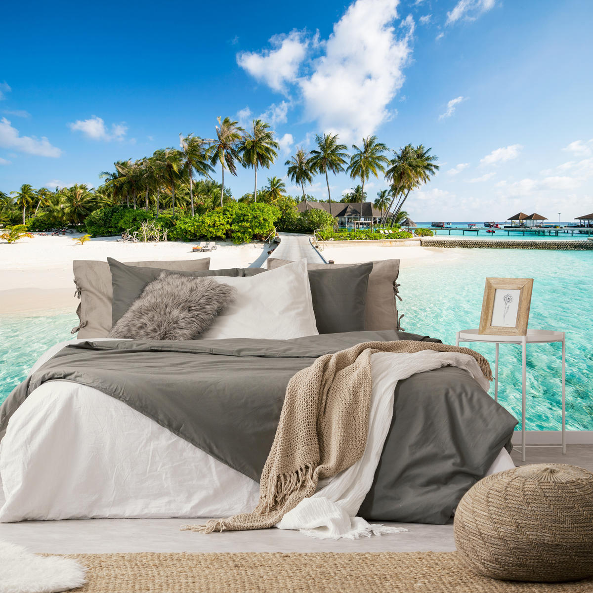 FOTOTAPETE für Schlafzimmer Tropeninsel Steg Palmen Pflanzen 500x350 - Blau/Beige, Papier (500/350cm) - Muralo