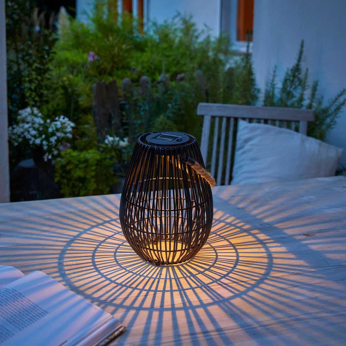 SOLAR-GEFLECHTLATERNE Oval Schwarz Ø18 5cmx24cm Kunststoff-Rattan-Metall - Schwarz, Metall (16/16/35cm) - Northpoint