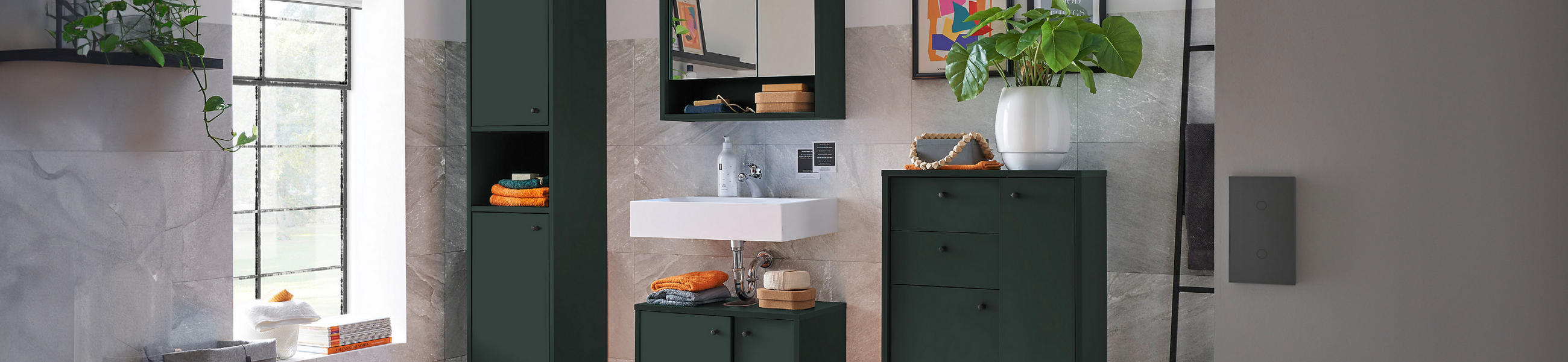 Modernes Badezimmer mit einem Waschbecken und stilvollen grünen Schränken für einen eleganten Look.