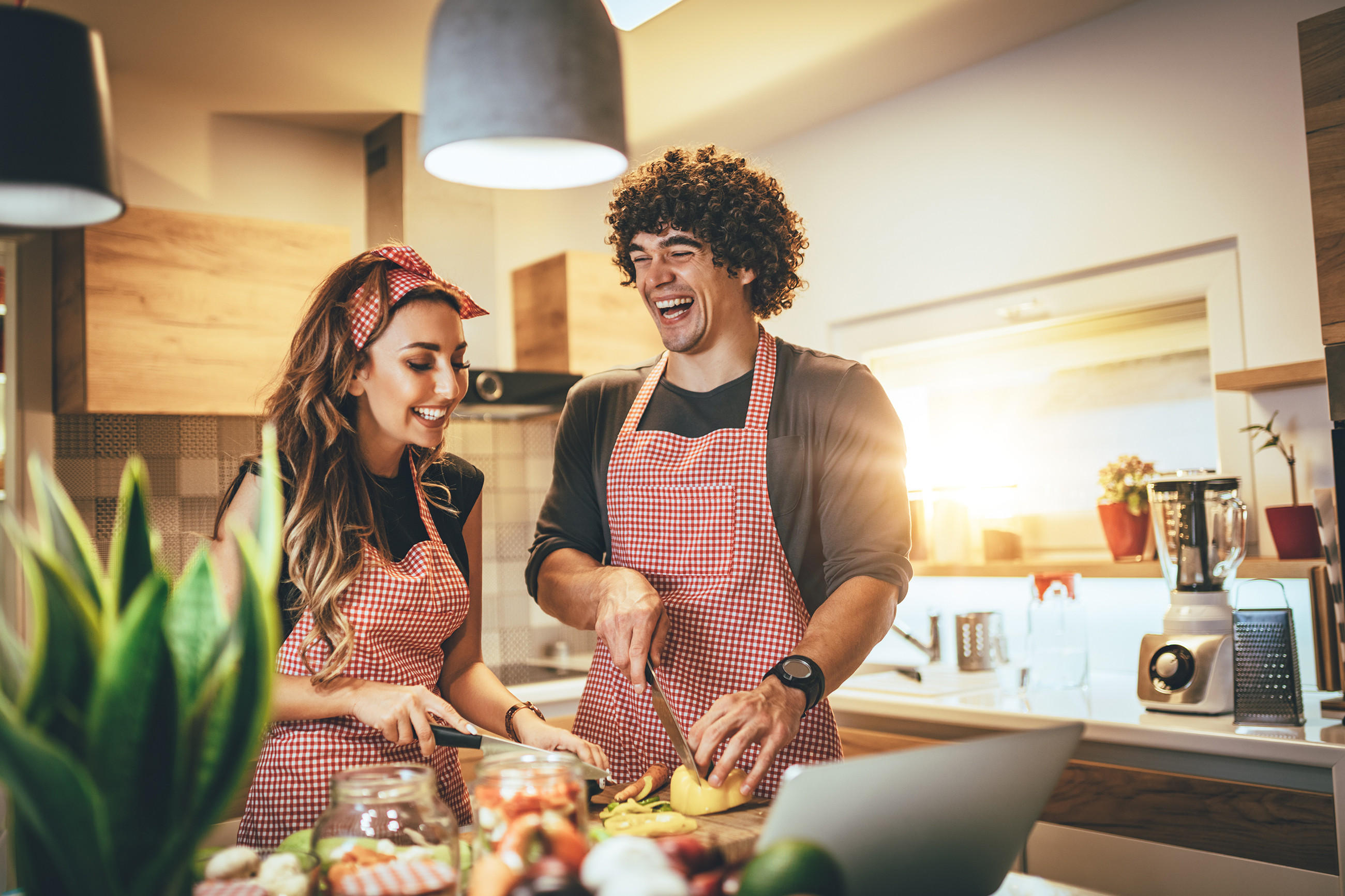 Pärchen beim Kochen