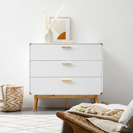 Bílá komoda ve scandi stylu