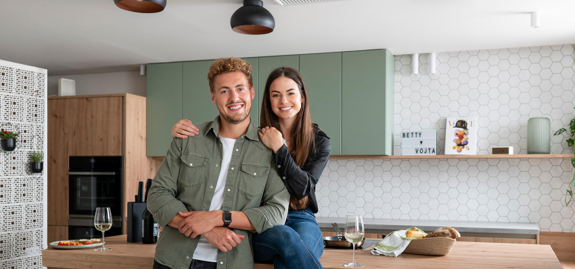 Betty a Vojta v kuchyni XXXLutz