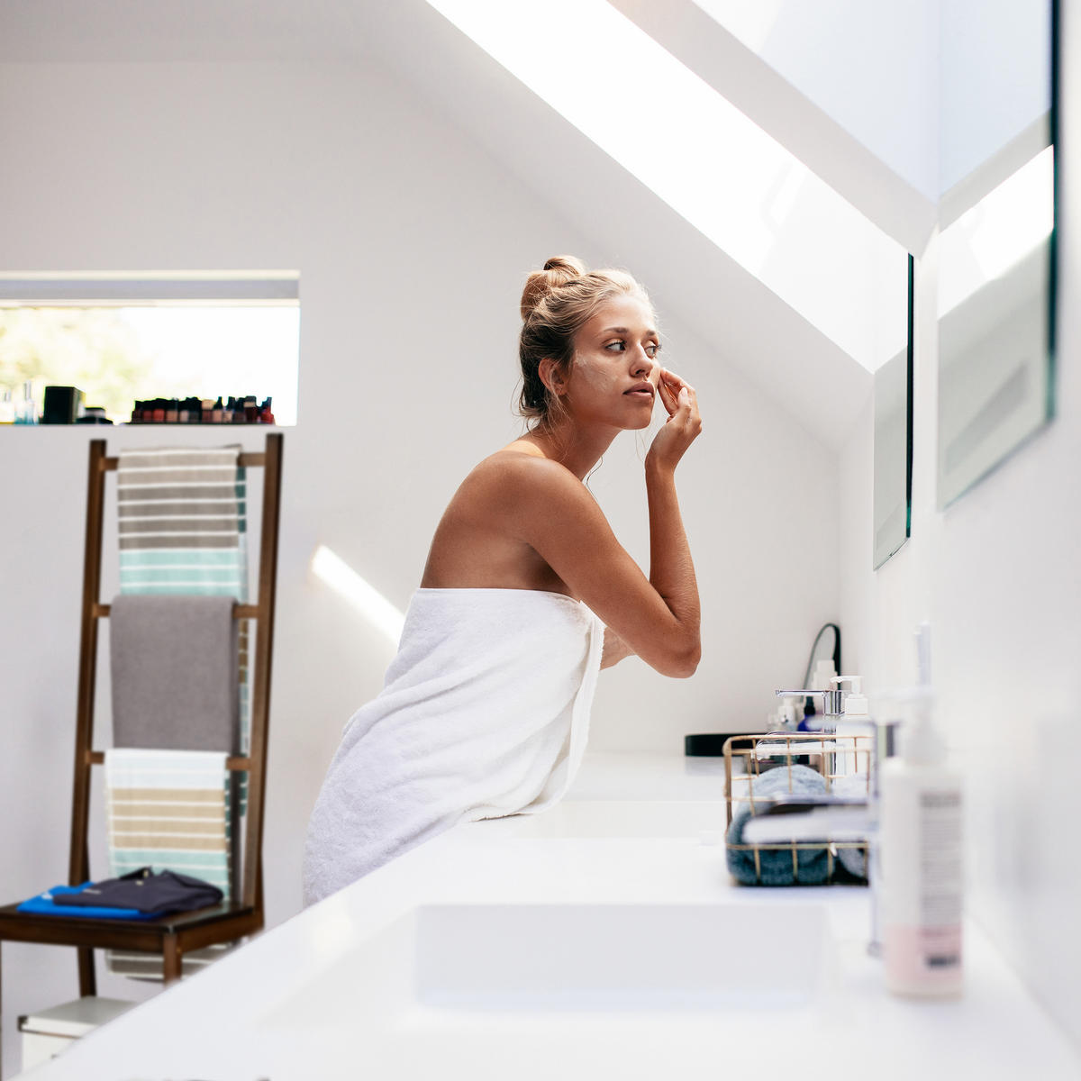 HANDTUCHHALTER - Dunkelbraun, Holz (42/133/40cm) - Relaxdays