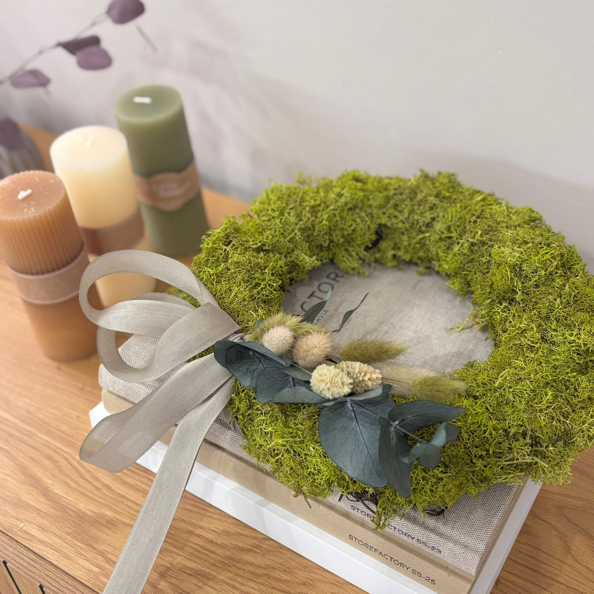 REINDEER-MOOS: Isländischer Reindeermooskranz mit Gesteck grün - Grün, Naturmaterialien (35cm) - Lykke & You