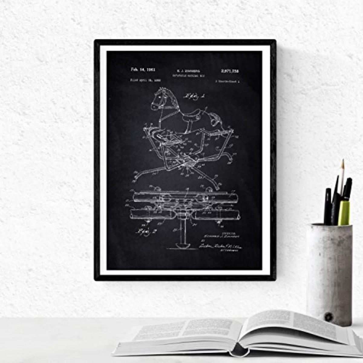 POSTER Set mit 4 Schwarz Kinderspielzeug Patent Stil von Puppen und Spielen A4 Schwarzer Rahmen - Schwarz, Papier (29.7/3cm) - Nacnic
