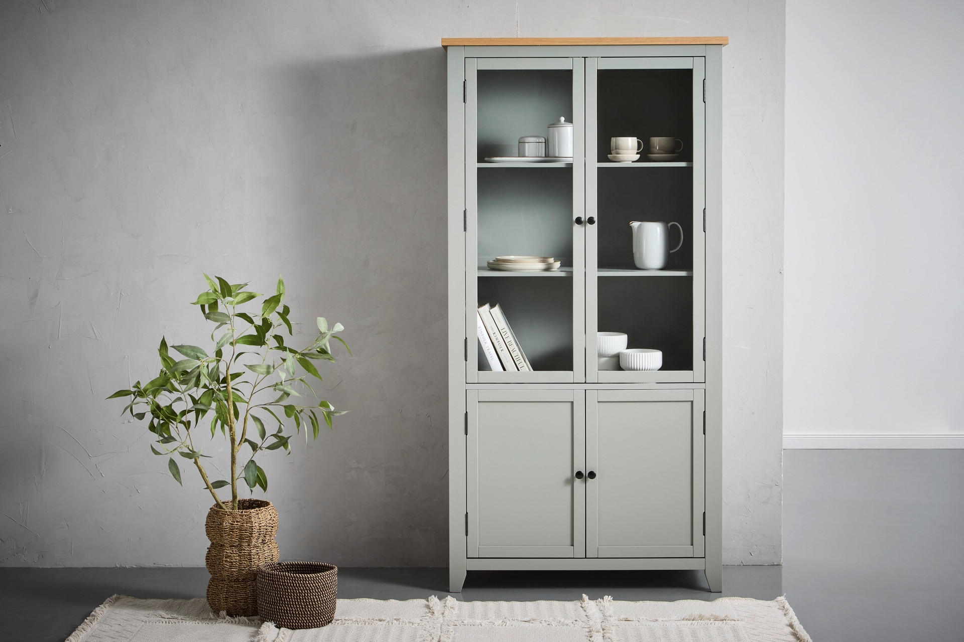 siva vitrina za dnevni boravak