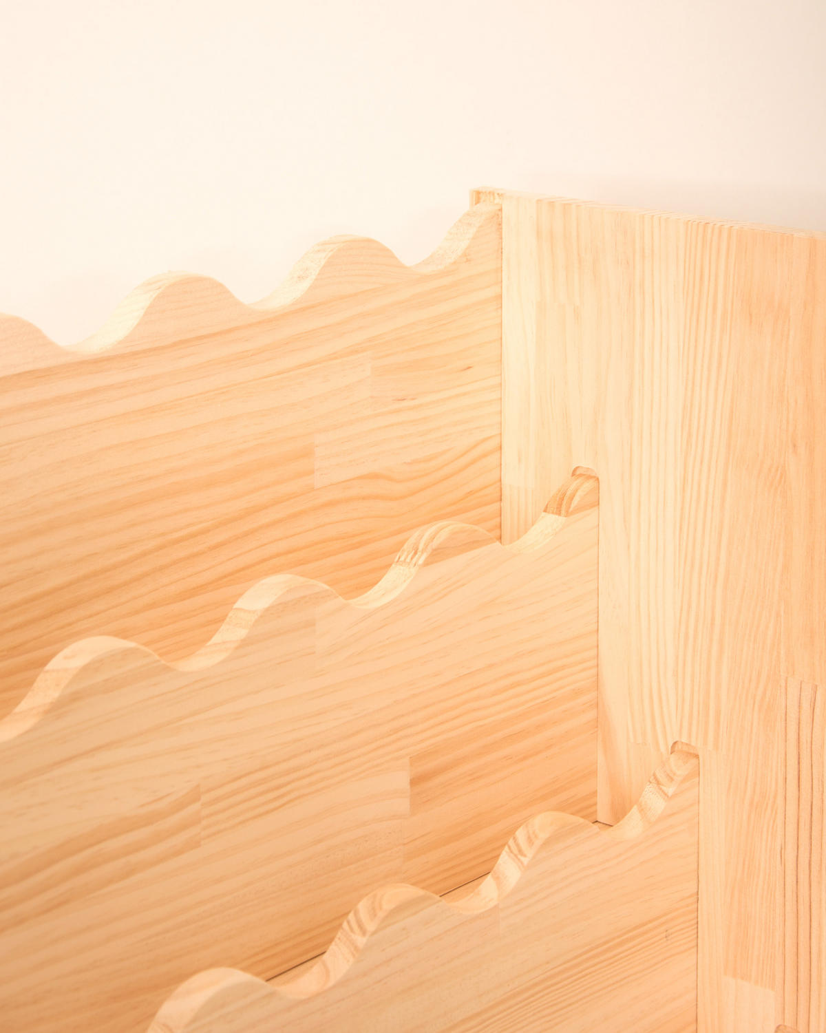 BÜCHERREGAL aus massivem Kiefernholz in Wellenform im Montessori-Stil WILMA - Beige, Holz (30/75/70cm) - RNT By Really Nice Things