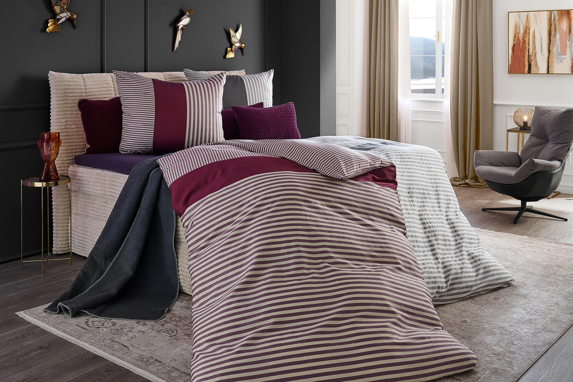 Bett beige, Bettwäsche gestreift