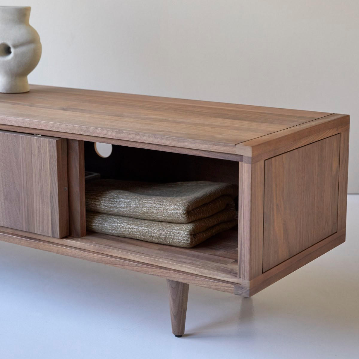 TV-SCHRANK Jonàk Dunkelbraun aus Walnuss - Dunkelbraun, Holz (140/45/45cm) - Tikamoon