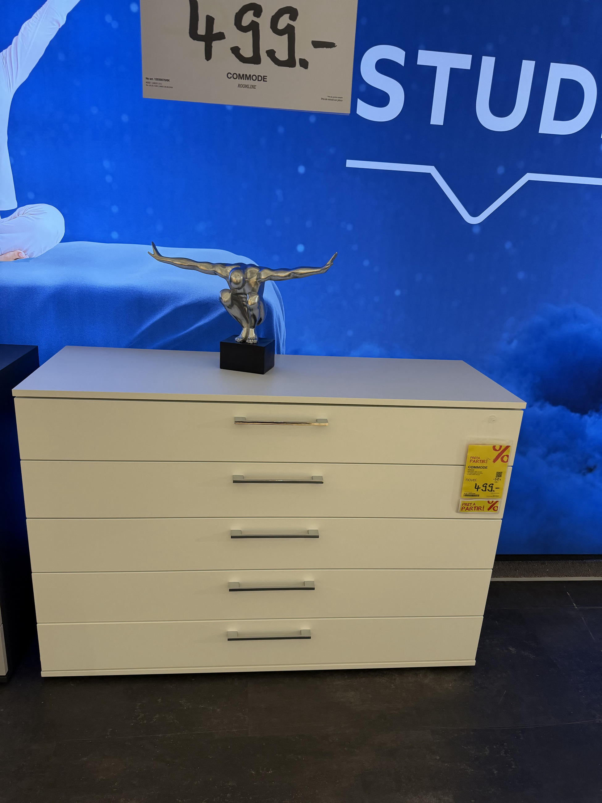 Commode - Novel