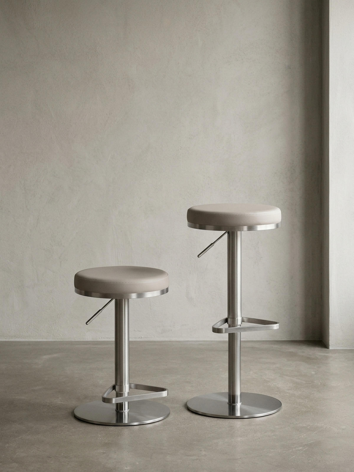 BARHOCKER Höhenverstellbar Gepolstert Triangel-Fußablage ELBE, Beige 38x38x82 cm - Beige/Silberfarben, Kunststoff/Textil (38/82/38cm) - KADIMA DESIGN