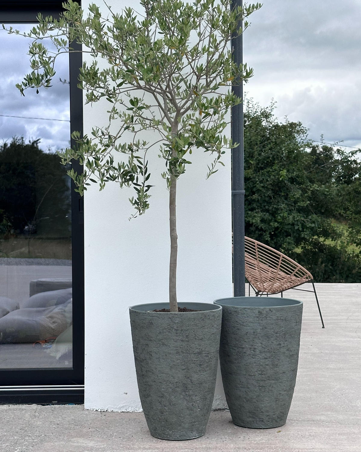 BLUMENTOPF 2er-Set grau rund 43/43/60 cm Camia - Grau, Stein (60cm) - Beliani
