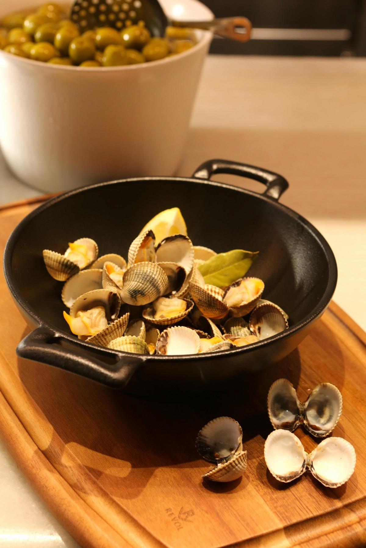WOK 100 cl Gusseisenoptik - Schwarz, Keramik (16cm) - Revol Porcelaine France