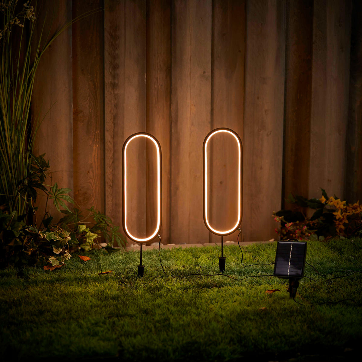 SOLAR-LED-GARTENSTECKER - warmweiß mit Dämmerungssensor und wetterfestem Design für stimmungsvolle Außenbeleuchtung - Weiß, Kunststoff (1.7/12.3/55.5cm) - Northpoint