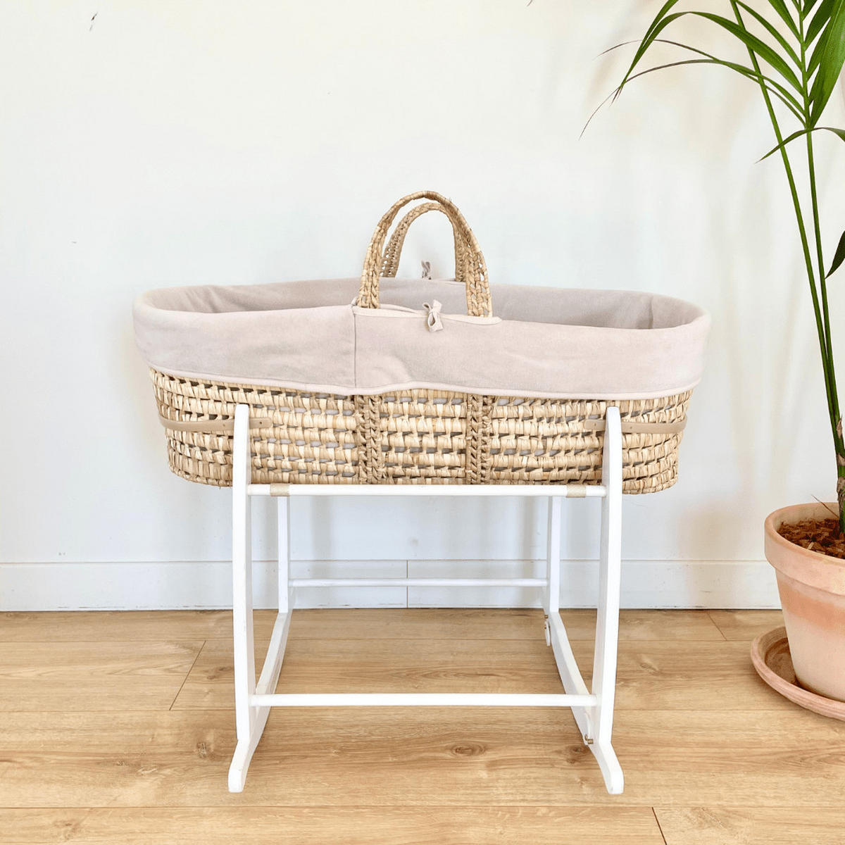BABYTRAGEKORB mit weißem Gestell braun - Haselnussfarben, Naturmaterialien (29/78cm) - Premiers Moments
