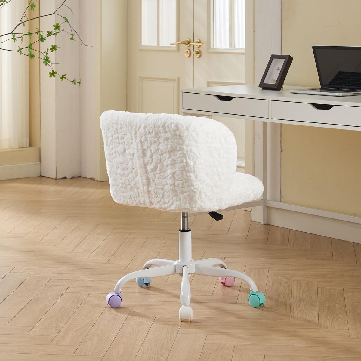 DREHSTUHL DE-40971 mit Kunsthasenfell-Bezug und bunten Rollen Creme - Creme, Metall (55/81/57cm) - ComfortXL