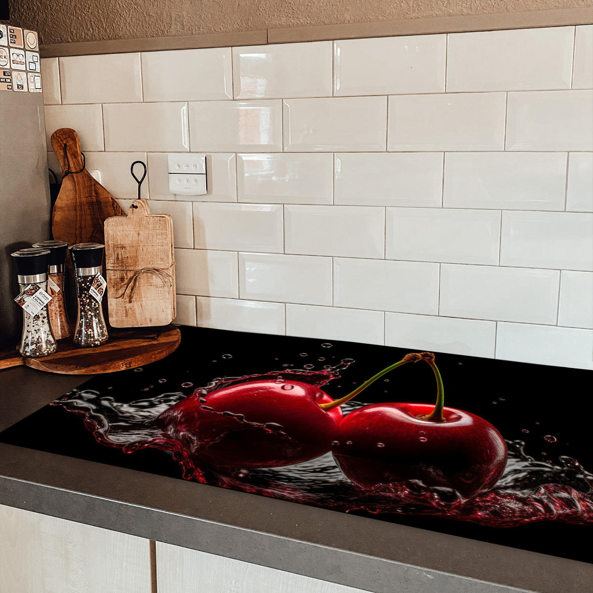 HERDABDECKPLATTE Kirsche - Rot - Frucht - Wasser - Schwarz Induktionsschutz 91.6x52.7 cm - Kirschrot, Kunststoff (91.6/52.7/0.2cm) - MuchoWow