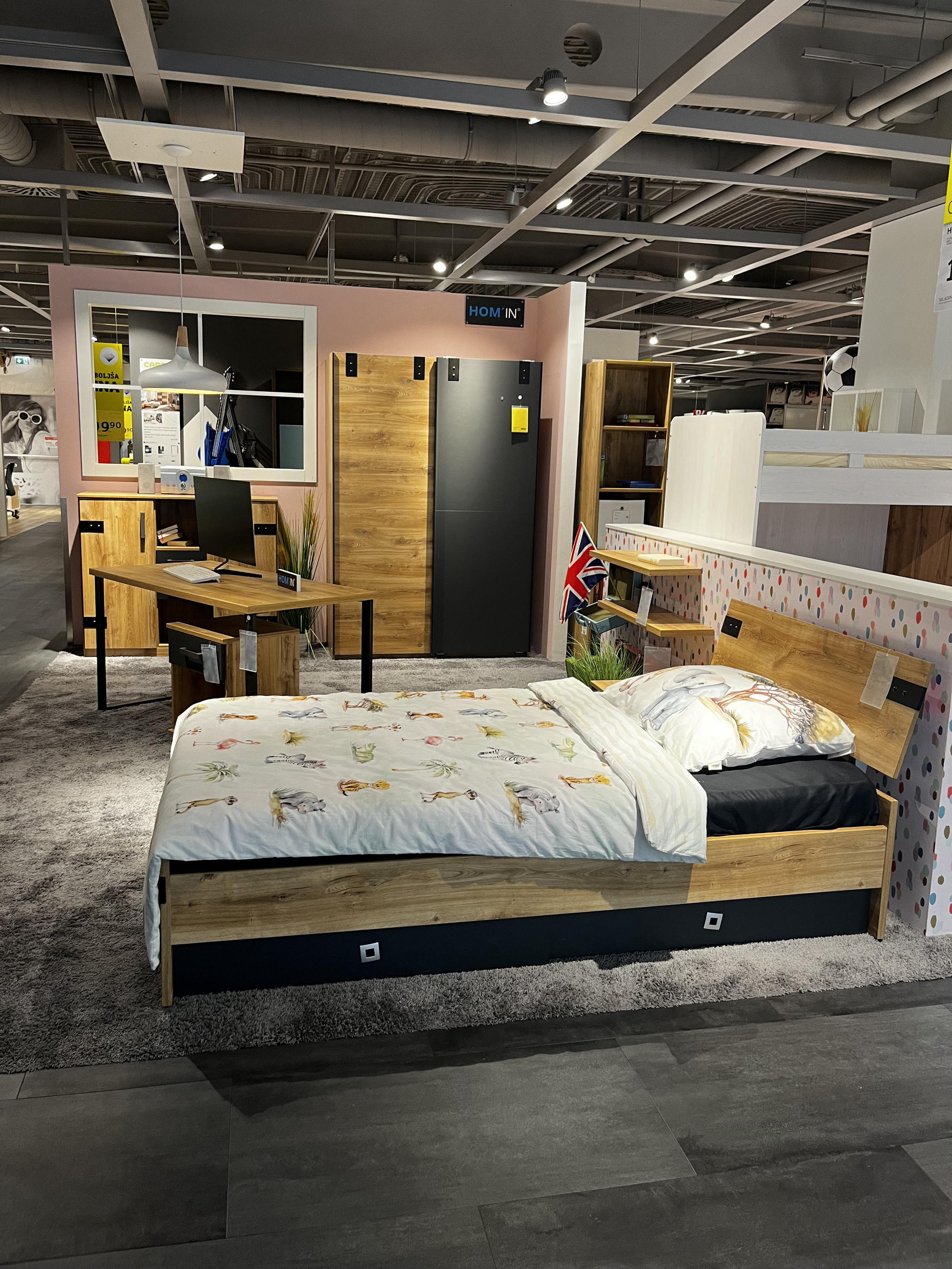 MLADINSKA SOBA LIVERPOOL - Hom`in